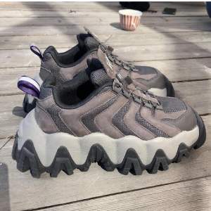 Gråa sneakers från eytys, använda några få gånger så bra skick❣️ Dustbag medföljer🤠 (lånade bilder) 
