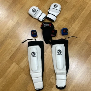 MMA kit - Hej, Säljer detta Chokem MMA kit som är köpt på Jabb.se för 1299kr, OBS! (Lindorna köptes separat). Vid köp av hela kitet kan jag bjuda på lindorna, men säljer även separat. Möts i Stockholmsområdet  Löparen står för fraktkostnader.