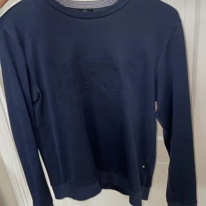 Hugo Boss - Hej, Säljer min Hugo Boss tröja som är köpt från Boozt för ca 1000kr. Säljer pga ingen användning samt för liten för mig.  Möts i Stockholmsområdet  Köparen står för fraktkostnader 