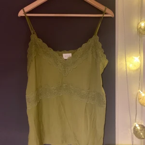 Linne/topp - Super fint linne från Vila❤️ används inte då den är köpt i fel storlek och blivit lite nopprig. Men det är nog inga problem att ta bort💗