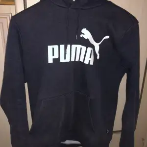 jag säljer en puma huvtröja i storlek S. köpt på intersport och sitter väldigt bekvämt skriv för mer frågor köparen står för frakt🚚