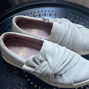 Skor - Säljer dessa skor från Dasia! De är i befintligt skick🤎 Skriv privat för fler bilder!!