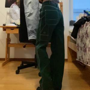 jättefina gröna jeans från bershka!! strlk 36, jag är 160 lång. 150 kr + 66 kr frakt