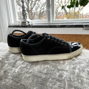 Lanvin - Säljer ett par näst intill helt nya Lanvin. De är i färgen brun. Box ingår. Skick 9/10, mitt pris 2199, storlek Uk 6 motsvarar eu 40 men lanvin är stora i storleken och passar 41