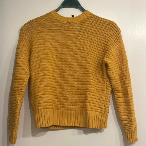 Stickad tröja  - Gul stickad tröja från hm i fint skick, strl xs