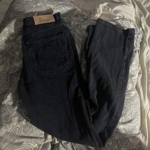 Säljer dessa snygga jeans då som tyvärr är för små.. storlek M, använden fåtal gånger. Köparen står för frakten💞