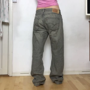 Baggy Levis jeans - Ett par baggy Levis jeans i en grå färg! 