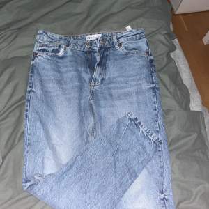 Jätte fina jeans ifrån zara som tyvärr inte passar längre, hålet är tyvärr uttöjt men annars som nya, knappt använda!