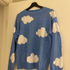 Stickad tröja ifårn Lindex - En söt stickad tröja ifrån Lindex. Stl 158-164. Inte använt speciellt mycket så den är som i nyskick. Frakt ingår inte.