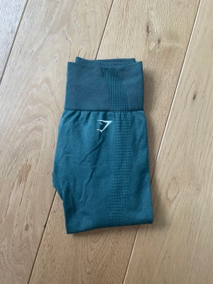 Gymshark tights  - Gröna träningstights från gymshark i storlek S, seamless. Jättefint skick, aldrig använda då de inte passar mig. Nypris 550kr. Köparen står för ev frakt. 