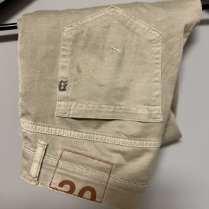 Dondup jenas / chinos - Ett par chinos / jeans från Dondup i strl 30