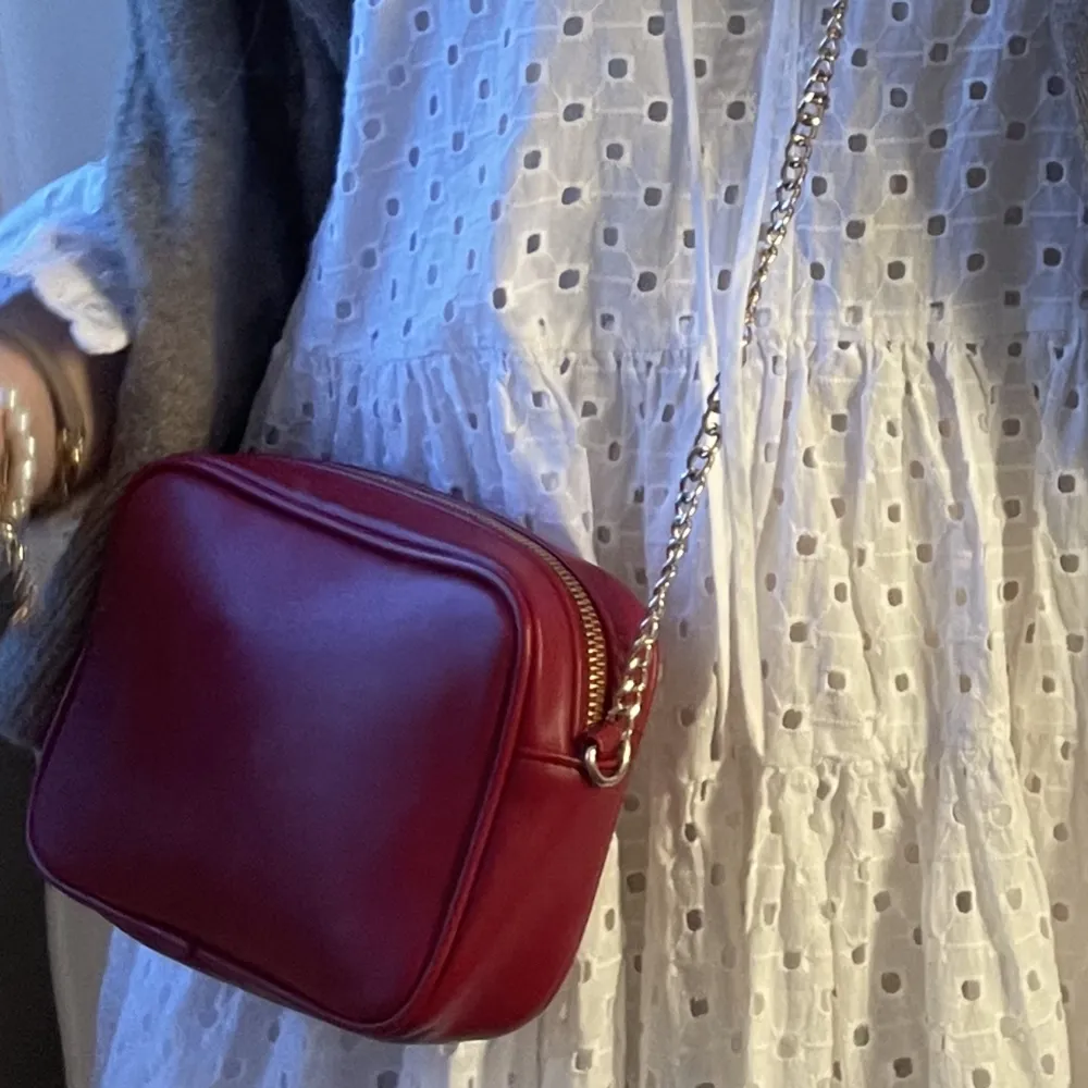 Säljer denna jättefina röda väska. Köparen står för frakt.💞💞. Väskor.