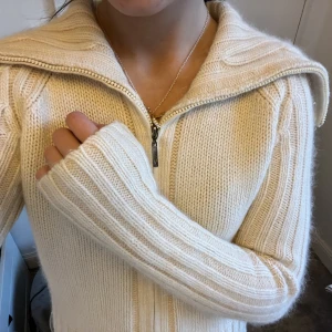 Kofta!! - Säljer denna så fina kofta!! Man kan ha det på två olika sätt antigen nerdrager som så det blir som en stor krage eller helt uppdragen så det blir som en polokrage!❤️‍🔥