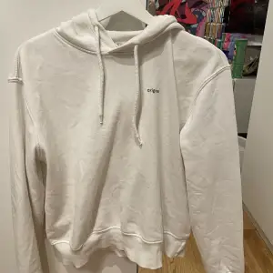 En vit vanlig hoodie med luva, de står 