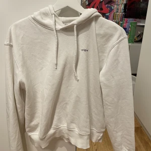 Vit hoodie  - En vit vanlig hoodie med luva, de står "original" i svart på den. Använd flertal gånger men bra skick! 