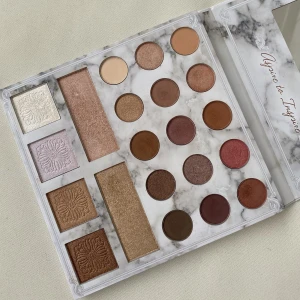 Carli Bybel palette - En mycket fin palette med ögonskugga och highlighters i neutrala nyanser. Sparsamt använd.  