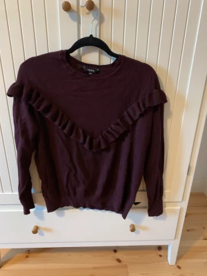 Lila tröja  - Lila tröja med volanger. Nyskick. Storlek XS/S 