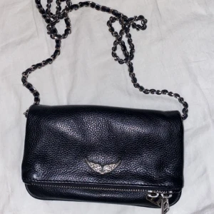 Zadig väska - Zadigväska i jättefint skick 💕 köptes för ca 2000 på zalando 💕köp dirket för 800