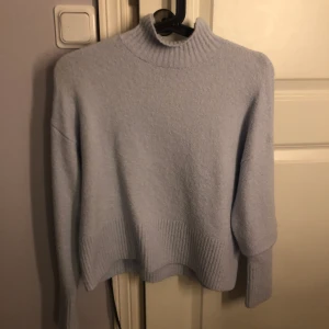 &Otherstories tröja - Tröja från &other stories, storlek XS. Köpt för 400 kr. Använd en gång. Köparen står för frakt🌸