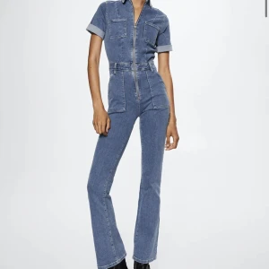 Mango jumpsuit  - Säljer denna jumpsuit i jeans i storlek M. Köpt från Mango för ungefär 2 månader och har använts vid ett tillfälle. Köpte för 699, säljer för 300! Köparen står för frakt❤️