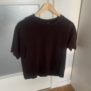 Gina  - En brun t-shirt från Gina