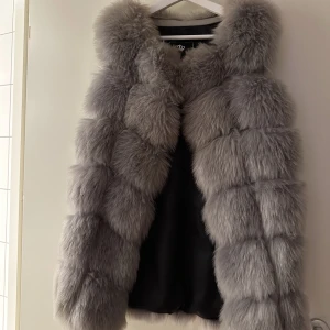 Grå pälsväst - I bra skick. Storlek M! Går att knäppa hela vägen. 🥰