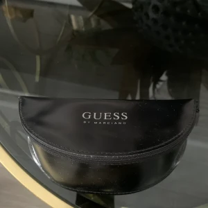 GUESS Solglasögon Fodral - Säljer ett solglasögon fodral från GUESS. Helt Nytt, så i superskick! 