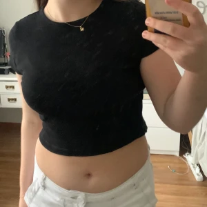 Svart T-shirt  - Svart croptop från H&M ❤️‍🔥Jätte bra basic plagg! I stolek L men passar mig som vanligtvis har M 🫶🏼 Säljer för 50kr + frakt 📦 Vid frågor eller önskemål om fler bilder är det bara att höra av sig 😁 Betalning sker via Swish eller ”Köp nu” funktionen