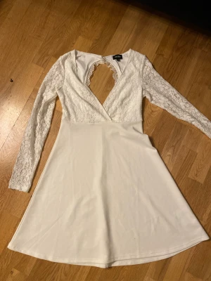 Sommarklänning - Super fin spets klänning. Använd 1 gång 