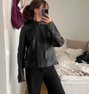 Vintage Läderjacka - Jättecool vintage ÄKTA läderjacka som är köpt för 5000kr💘 Budet startar från 800kr! Skriv privat för mer detaljer samt bilder (köparen står för frakt❤️) 
