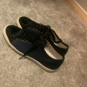 Lanvin - Det är ett par lanvin i storlek 38-39 dom är köpta för 5500 Möts och fraktar och byter även mot ett par lanvin marin blå mocka 