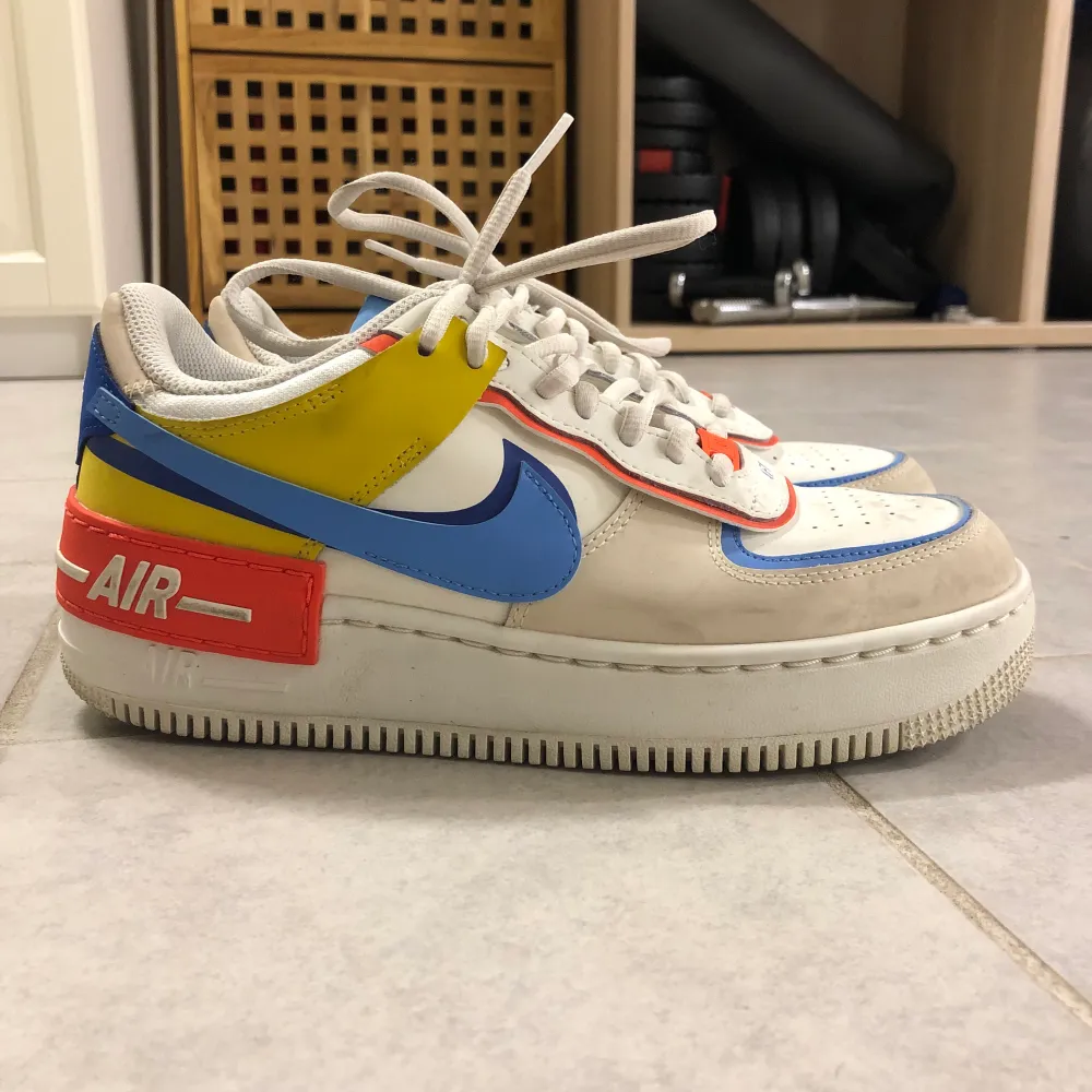 Air force 1 shadow, använda ett fåtal gånger så i väldigt bra skick, endast lite smutsiga. Skriv privat för fler bilder. Köparen står för frakten och jag ansvarar inte för postens slarv :) . Skor.