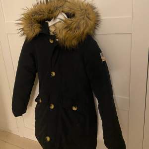 Vinterjacka från Svea i modellen ”Miss smith jacket” i färgen navy. Jackan är i stl XXS men passar även XS. Den är i fint skick och kostar ca 3499 kr i nypris.