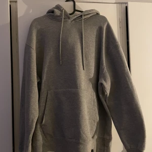 Pull and Bear hoodie  - säljer min pull and bear hoddie som används 2-3 gånger.  vid andra frågor skriv :)