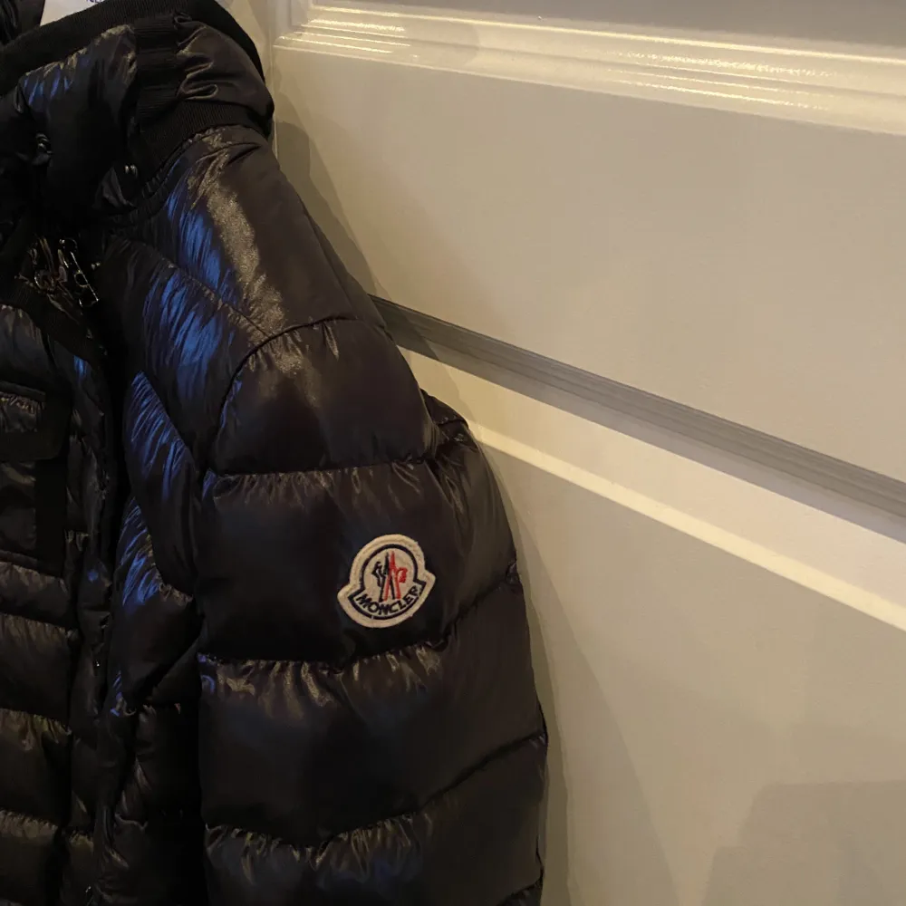 En äkta moncler jacka med pälsluva,avtagbar.  Ny pris ca 18000kr Köpt för ca 11000kr Säljes för 9000kr  Kvitto finns,köpt i moncler butik i Italien . Jackor.