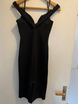 Pennklänning - Pennklänning av märket Manito i storlek 34/36. Slits bak, ej mycket stretch, insydda byglar vid bysten. Inköpt i Florida men aldrig använd då den är för liten. 