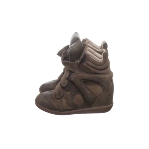 Isabel Marant Beckett skor  - Säljer mina mörkbruna Isabel Marant skor i modellen ”Beckett”! Storlek 39 men de är små i storleken och passar mig som normalt har 38