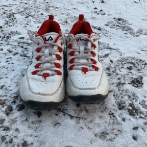 Fila skor  - Fina Fila skor i storlek 40 men känns mer som 39. Fint skick förutom att dom är lite svart på ett ställe men som inte syns då det är på insidan av skon. 