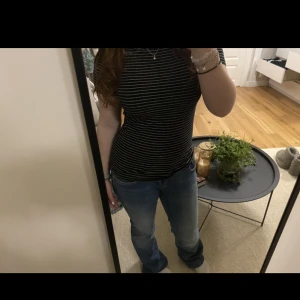 Randig t-shirt - Supersöt randig tajt t-shirt från H&M i storlek S. Använd några fåtal gånger, är i nyskick. 60kr+frakt. Bara att skriva vid frågor eller funderingar!🫶🏻