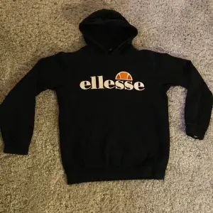 Säljer min Ellesse hoodie då jag har växt ur den. I princip oanvänd skick 8/10 går att föreslå billigare pris säljer för 200 och köpte för ca 600. Frakt ingår inte!