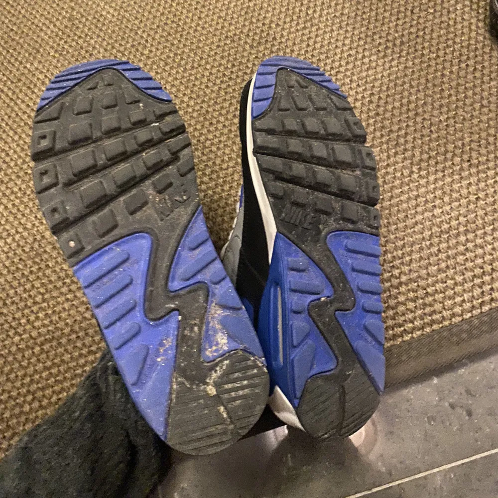Sneakers med blå detaljer som jag köpt för cirka 1200kr. Skor.