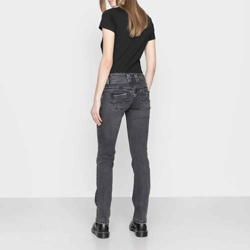 Säljer dessa jätte fina slutsålda Jeansen från Pepes jeans. Ny priset för dessa är 1000kr! Dom är i bra skick och kom privat för mer bilder. Dom är i storleken 27/34, det motsvarar en 36a och cirka 75 cm i innerbenslängden. Letar efter en snabb affär💕. Jeans & Byxor.