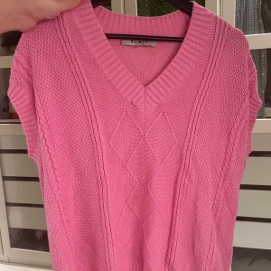 Rosa väst från Bow 19 - Rosa stickad väst från Bow 19 säljer då den inte använts tillräckligt mycket❤️❤️
