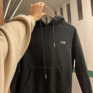 ICIW - ICIW hoodie- klippt bort lappen i men passar en xs-s beroende på önskad passform. 