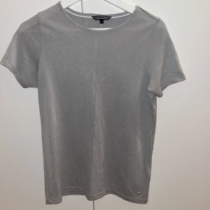 Glittrig tshirt tommy hilfiger - Superfin glittrig tshirt från Tommy hilfiger i strl xs! Jätte fint skick.