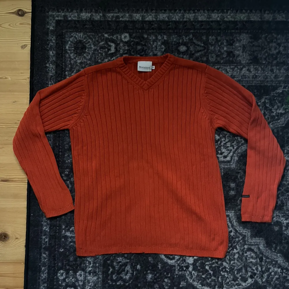 Röd/orange v-ringad stickad tröja 🙏🏼 väl använd, är lite sliten (se bild 2), passar M. Stickat.