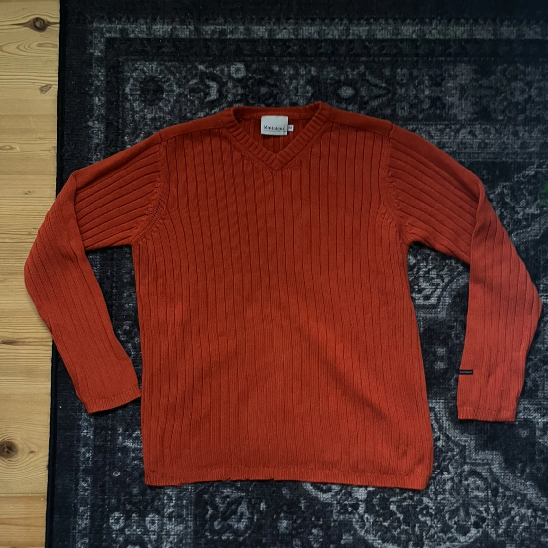 V-ringad ribbad tröja i orange / röd