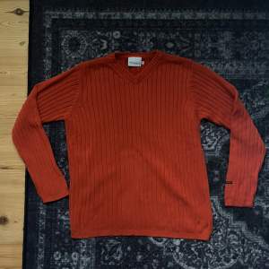 Röd/orange v-ringad stickad tröja 🙏🏼 väl använd, är lite sliten (se bild 2), passar M