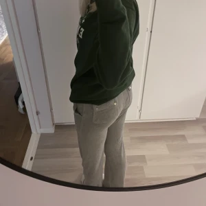 Juicy byxor  - Säljer dessa byxor jag köpt här på Plick men de var för långa på mig:(  Hör av dig vid frågor😊