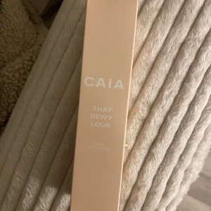 Settingspray  - Säljer denna Settingspray från Caia! Helt ny i obruten förpackning! Nypris 225kr! Perfekt julklapp att ge bort!  Paket pris? Hör av dig vilka produkter du är intresserad av!